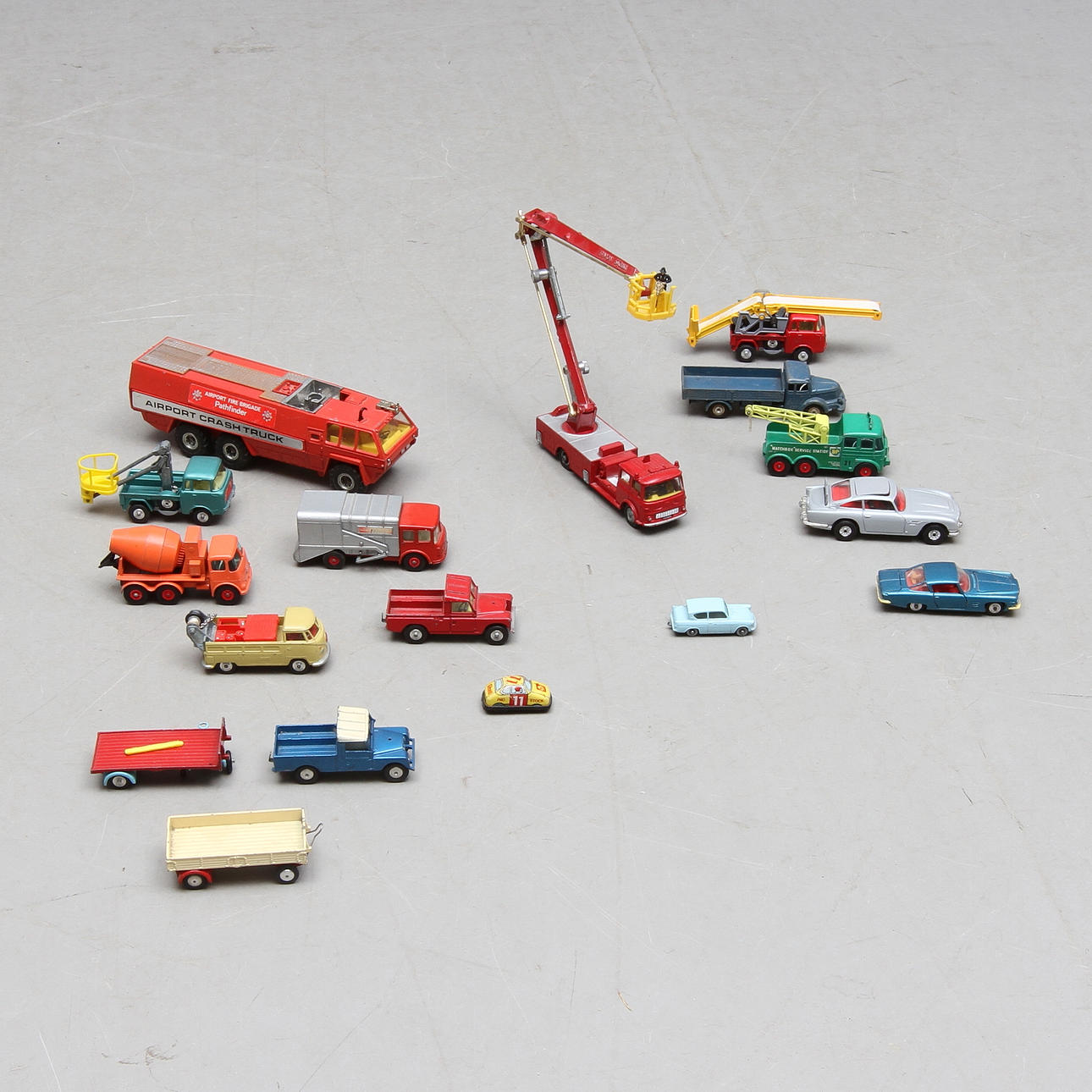 MODELLBILAR mest CORGI, men även Märklin och Matchbox. Cirka 17 delar.