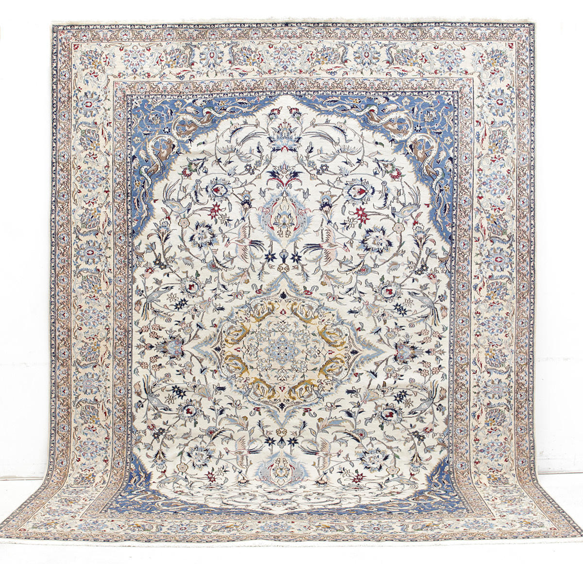 MATTA, Persisk, figural Nain med silkesinslag, 383 x 290 cm.