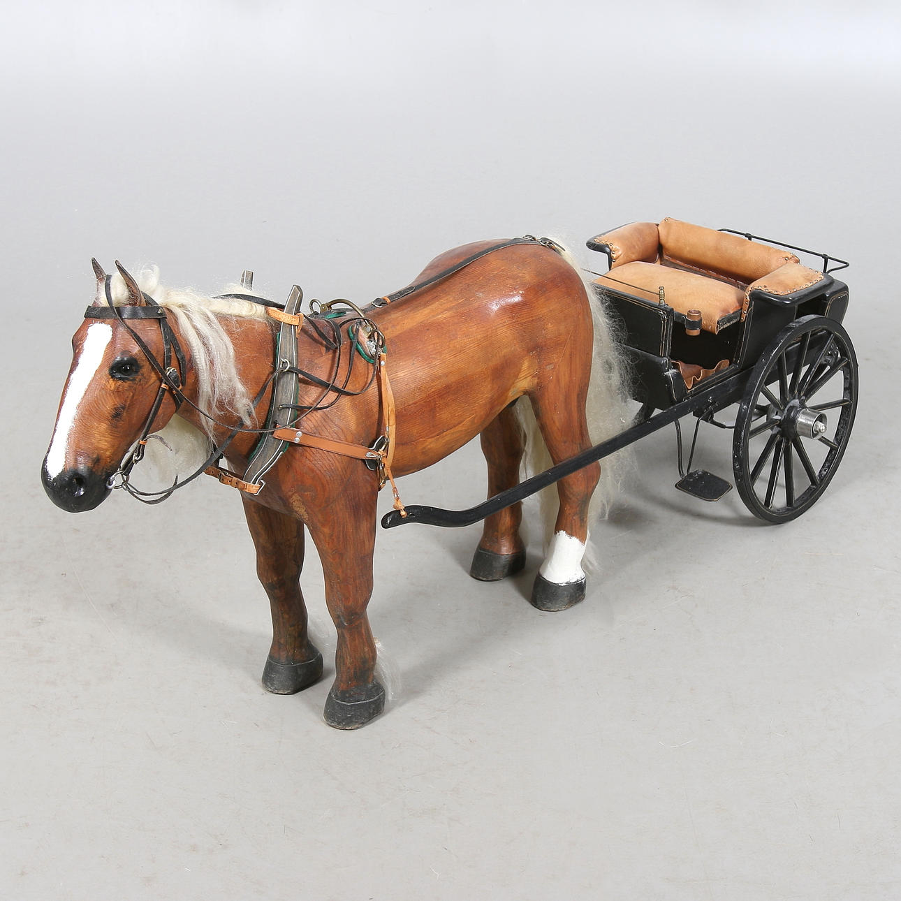 SKULPTUR, trä, häst med vagn. 1900-tal.