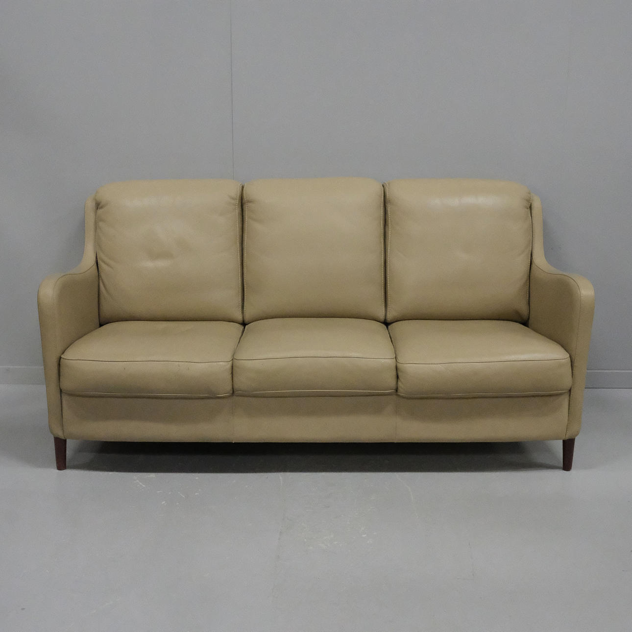 BD MOBEL. SOFFA. TRE-SITSIG.