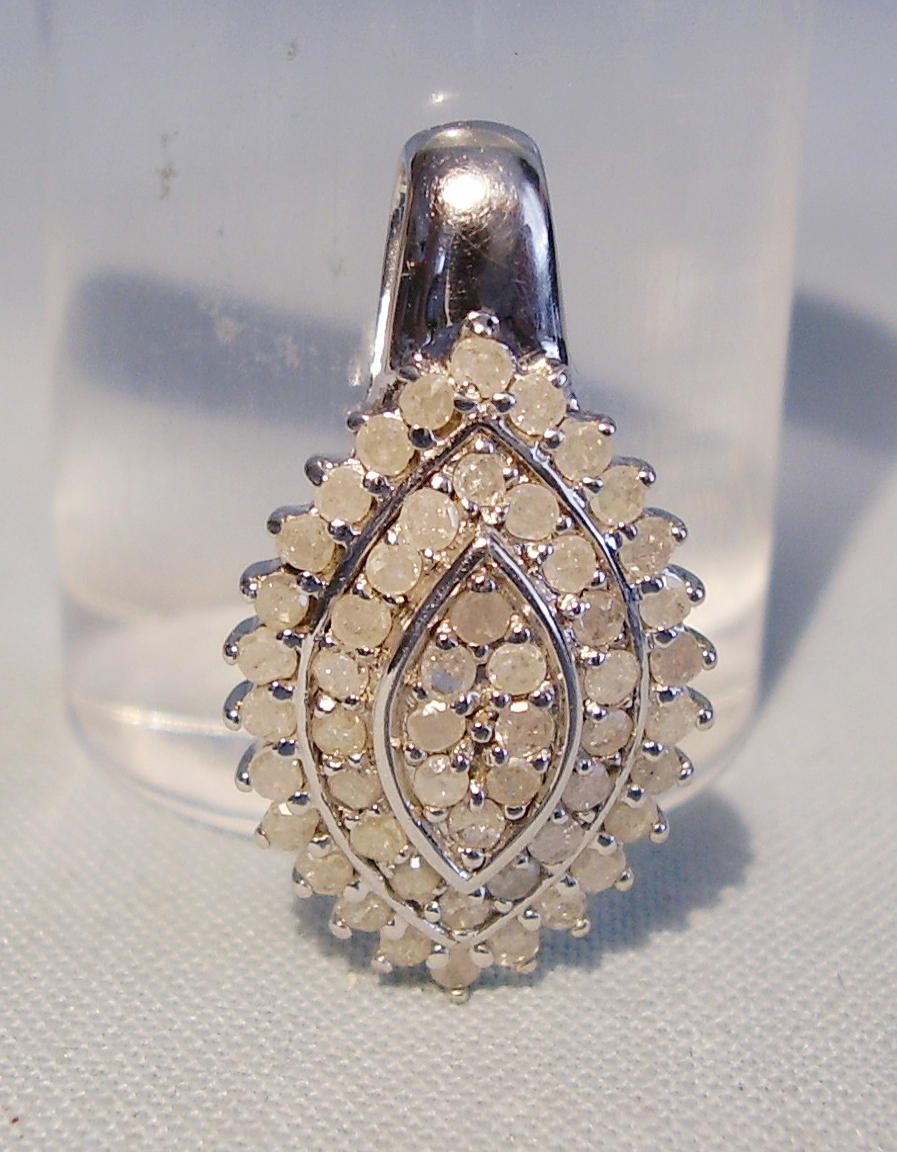 DIAMANT HÄNGE. 52 diamanter tillsammans 0.78 ct. silver 925.