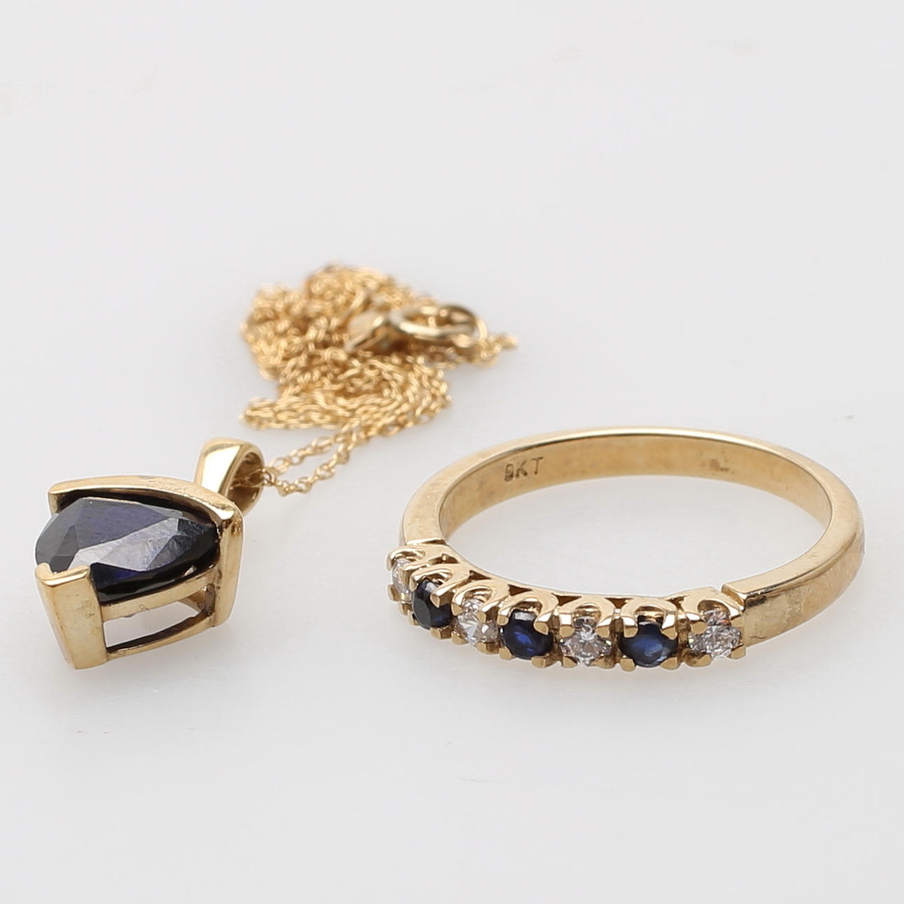 RING i 9K gulguld besatt med 3 safirer och 4 zirkoner samt Hänge i 10K gulguld med zirkon och diamant.