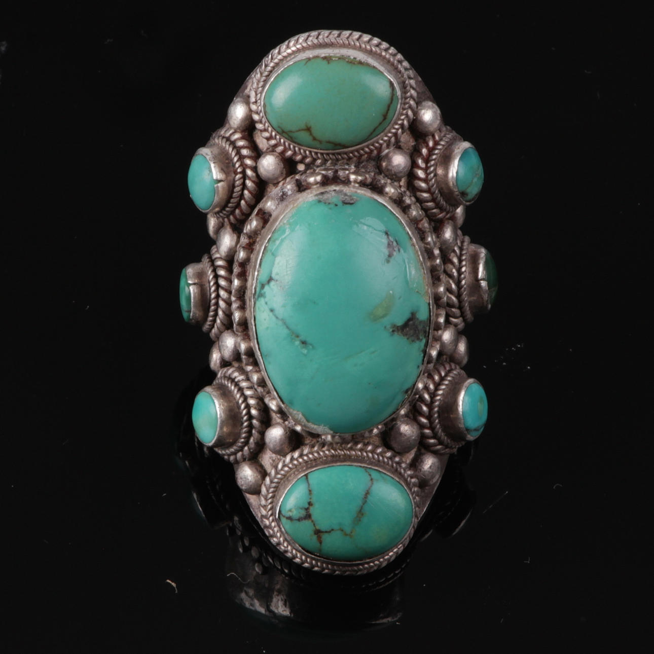 RING, vitmetall med 9 turkoser, orientalisk.