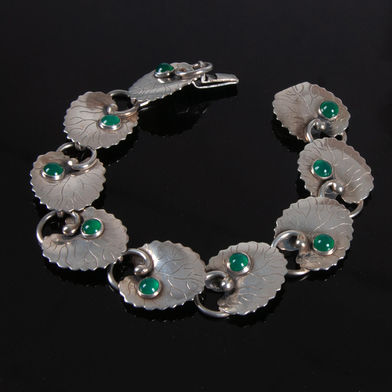 ARVO SAARELA. Rannekoru, hopea ja jade.