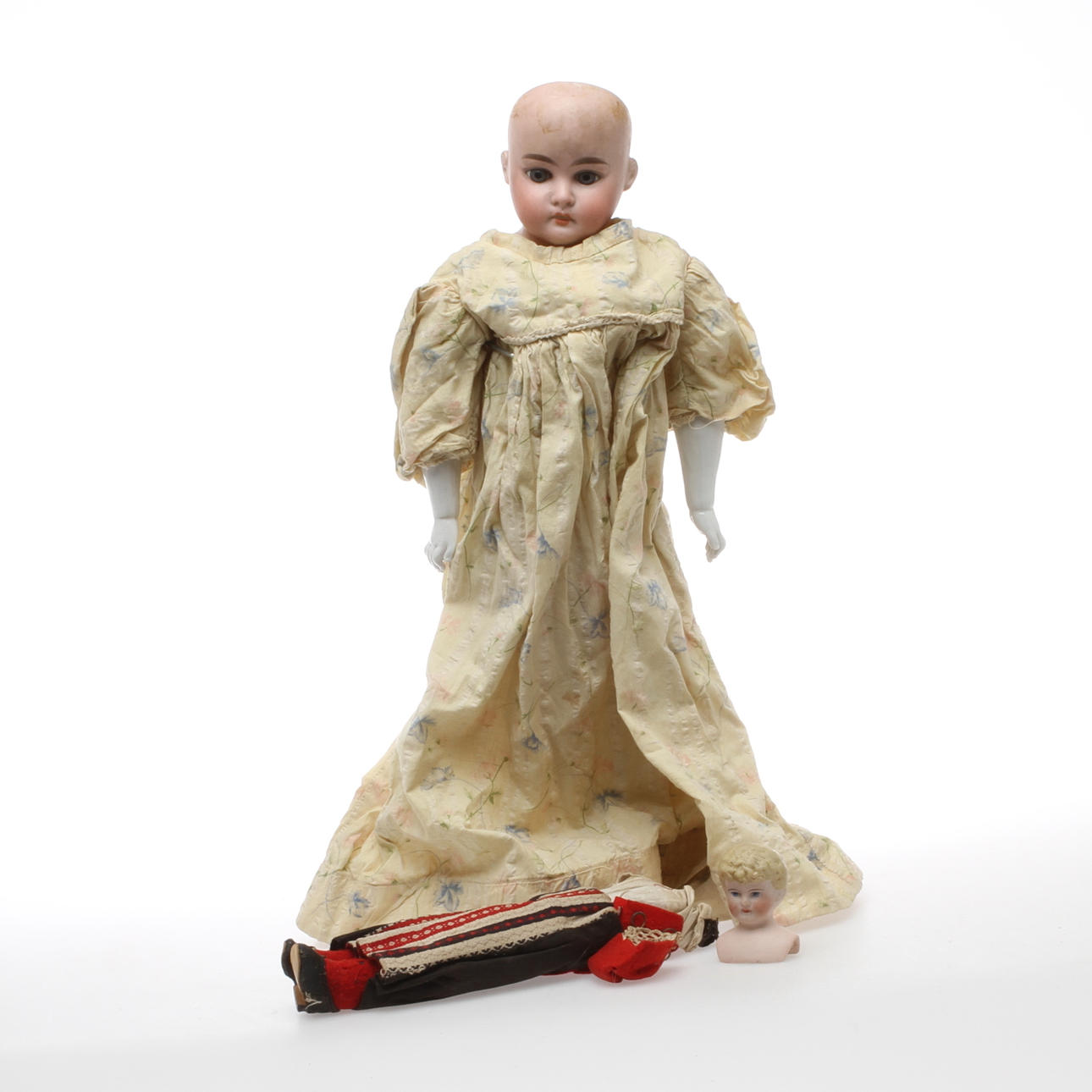 DOCKOR 2 st varav en med biskvihuvud Armand Marseille modell nr 3200.