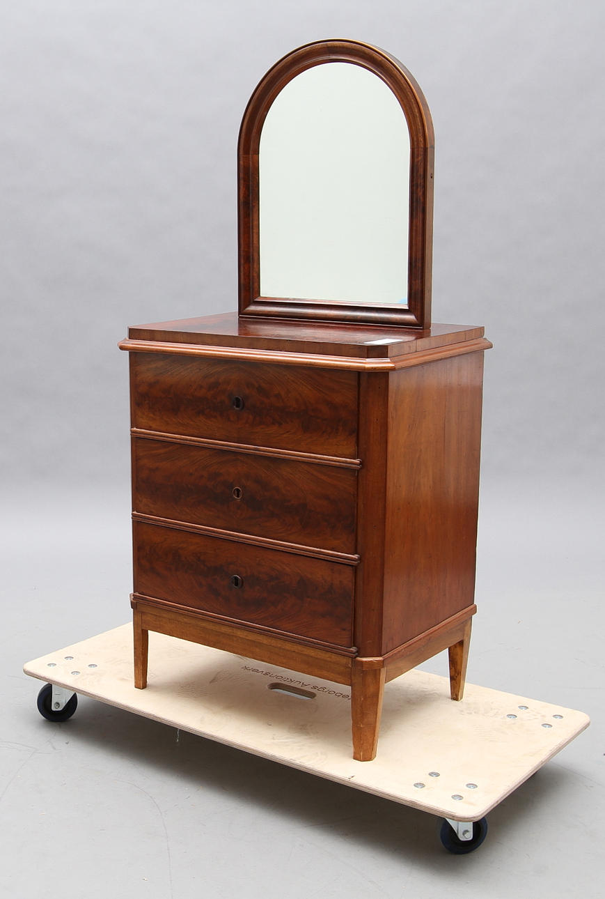 BYRÅ MED SPEGEL, 1900-tal.