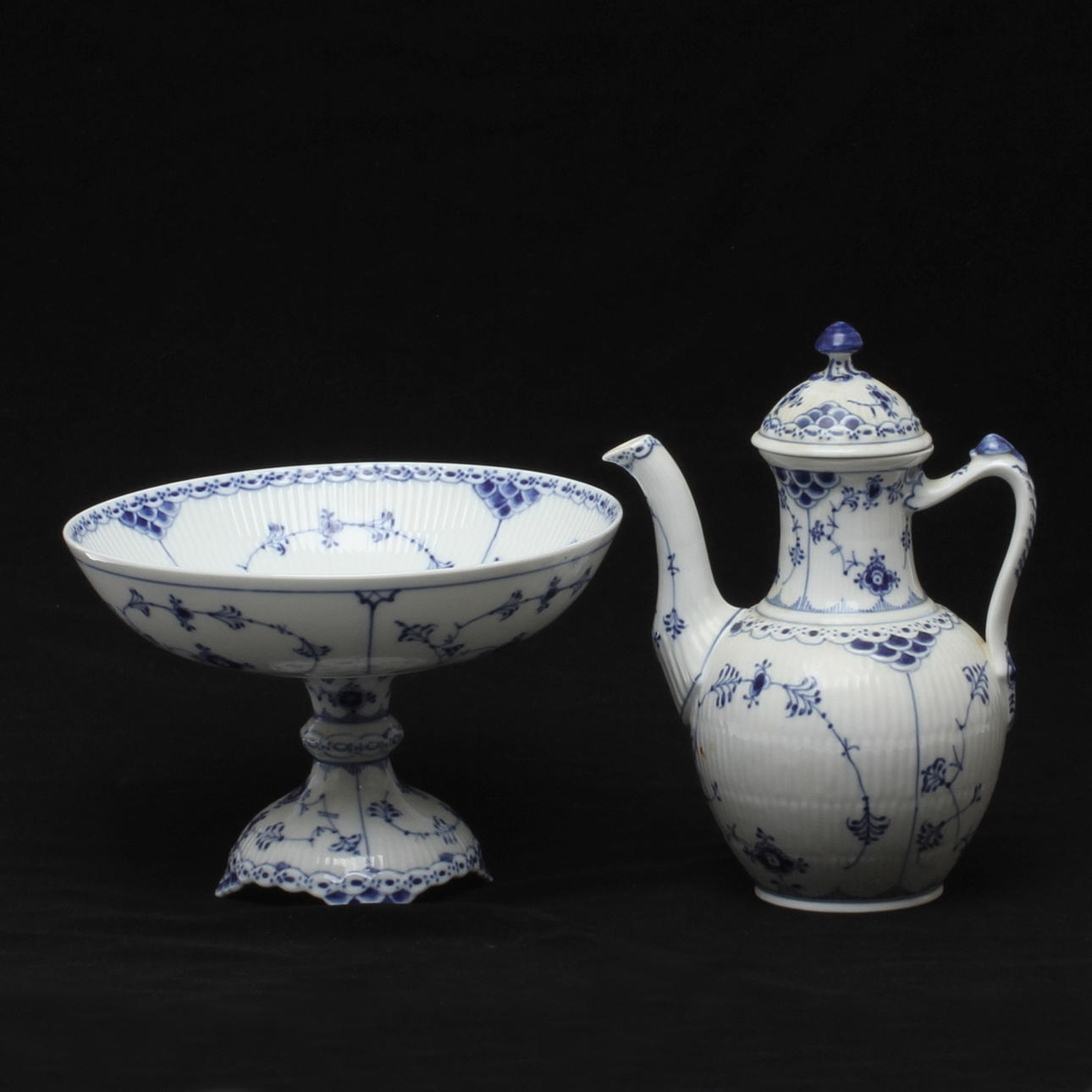 KAFFEKANNA, SKÅL, på fot, porslin, "Musselmalet", Royal Copenhagen.