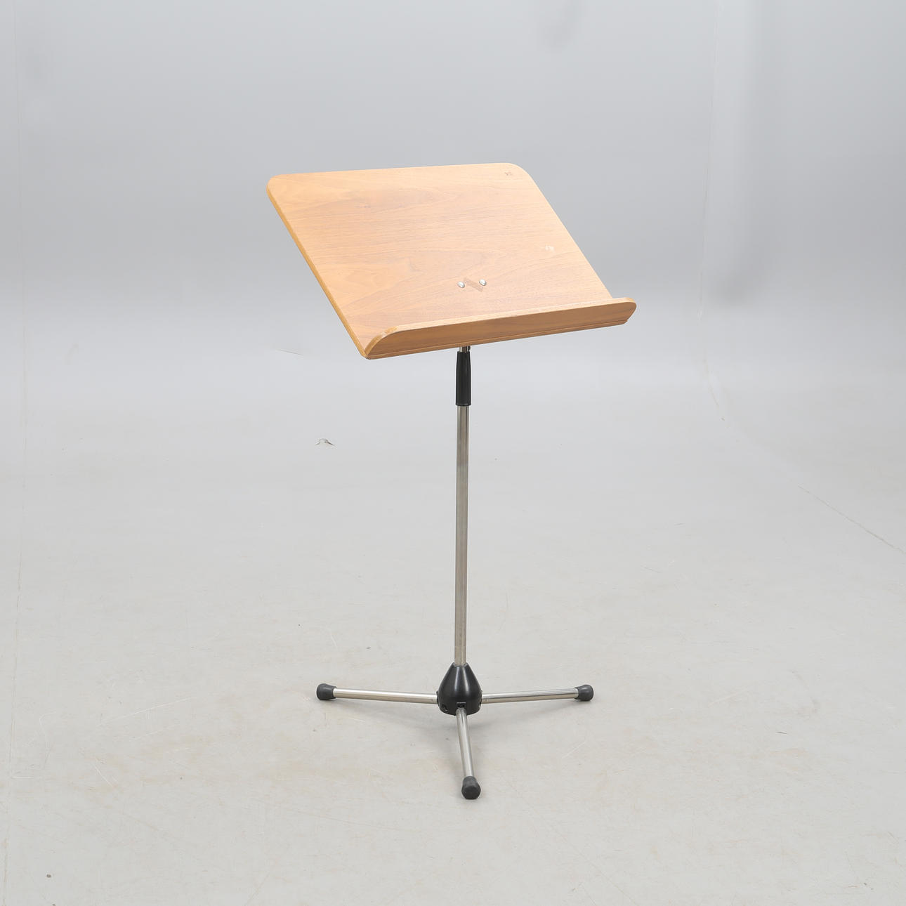 READING TABLE/NOTE STAND. Furniture - Other - Auctionet