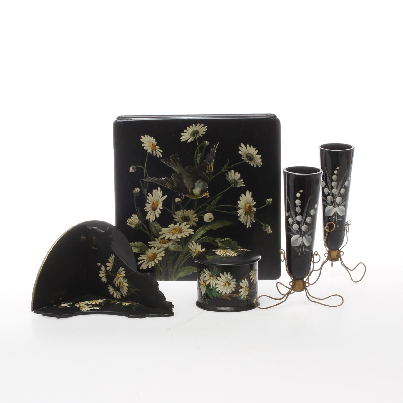 PARTI DIVERSE, 5 delar, lackarbeten samt glas, 18/1900-tal.