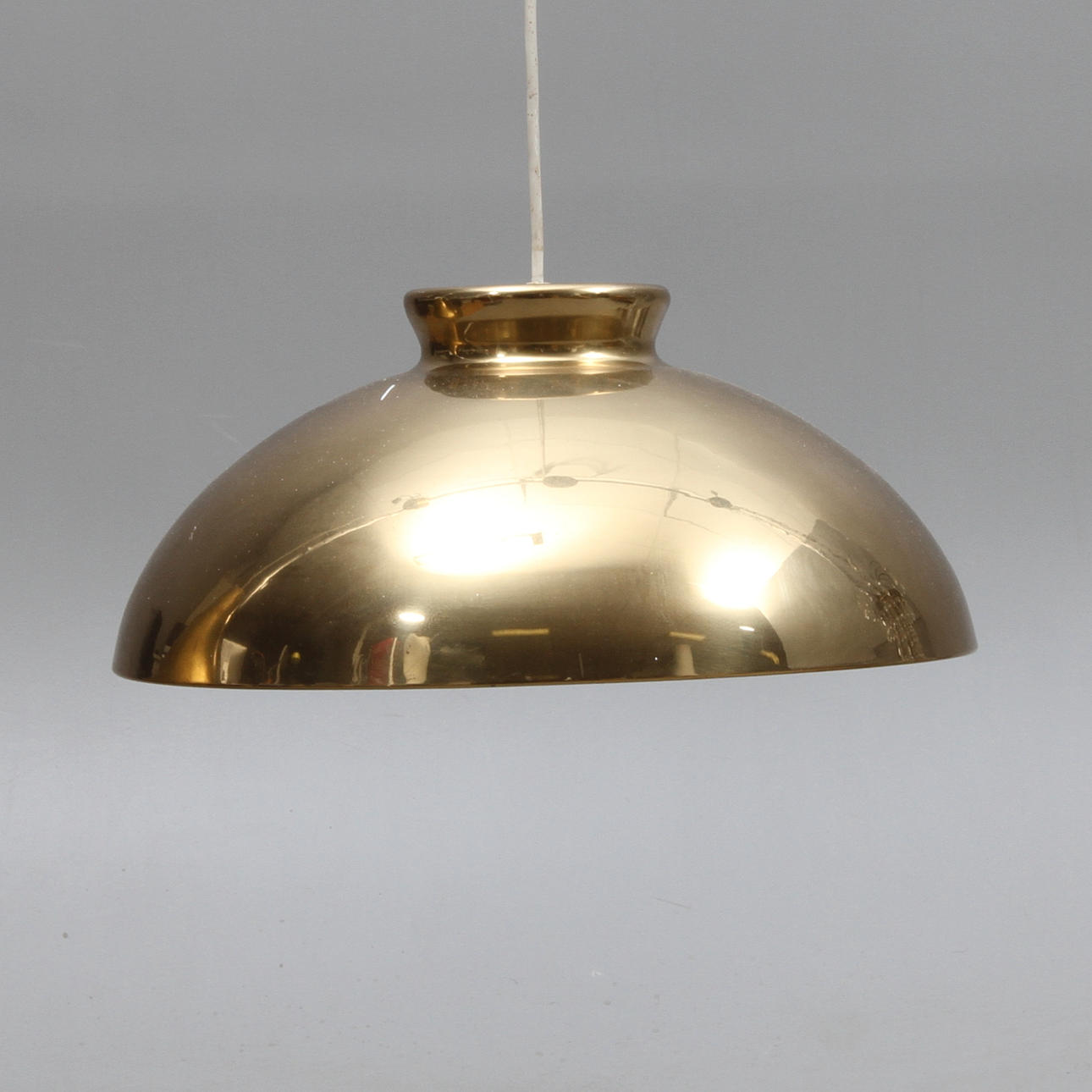 TAKLAMPA, kupa i metall, 1900-talets andra hälft.