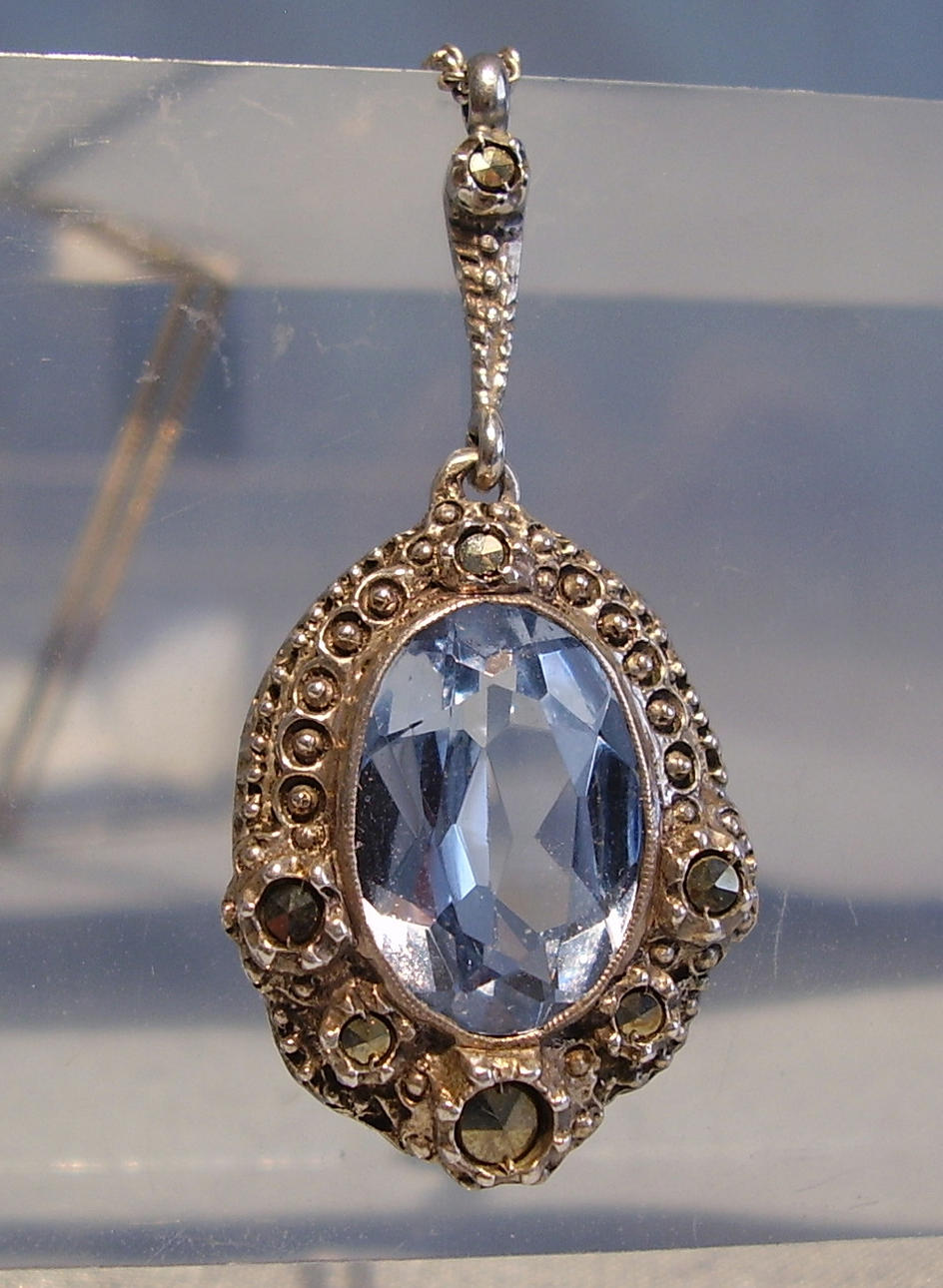 ART DECO HÄNGE MED AKVAMARIN SPINELL. Runt 1920.