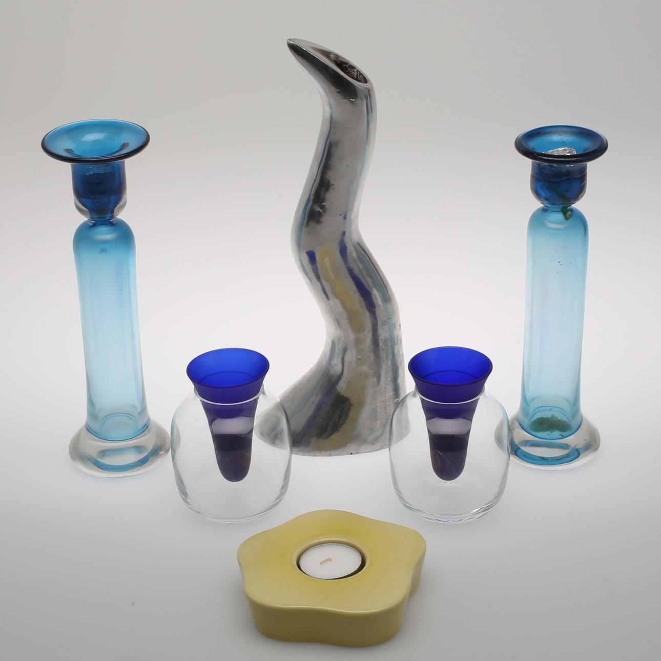 GLAS, bland annat ett par ljusstak, glas, Bertil Vallien, Åfors glasbruk.