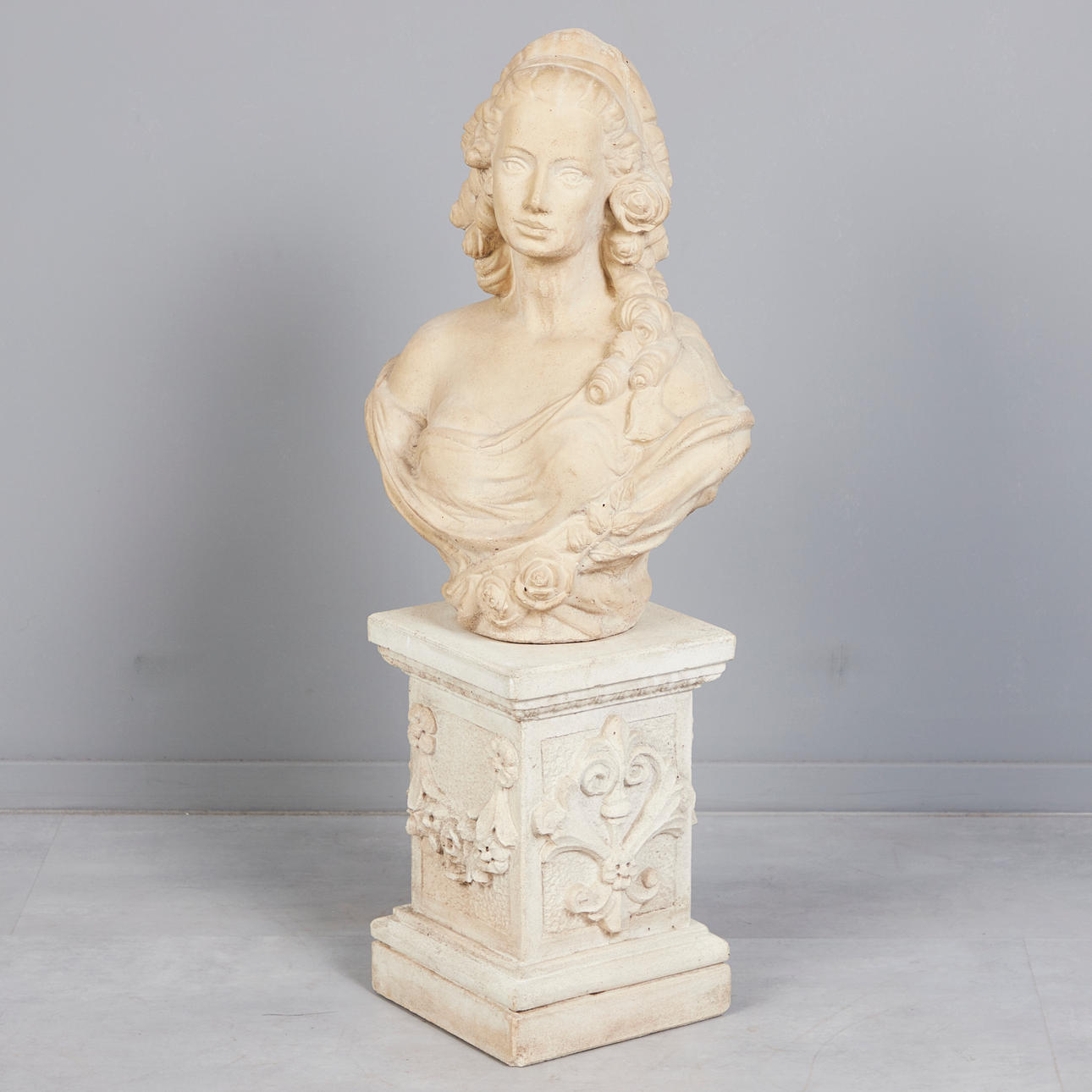 Havefigur/skulptur, buste af en kvinde med base (2).