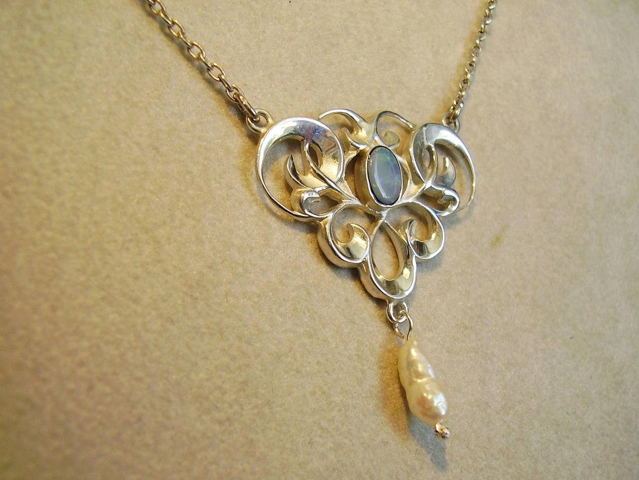 HALSBAND MED OPAL- OCH FLODPÄRLOR. silver 835.