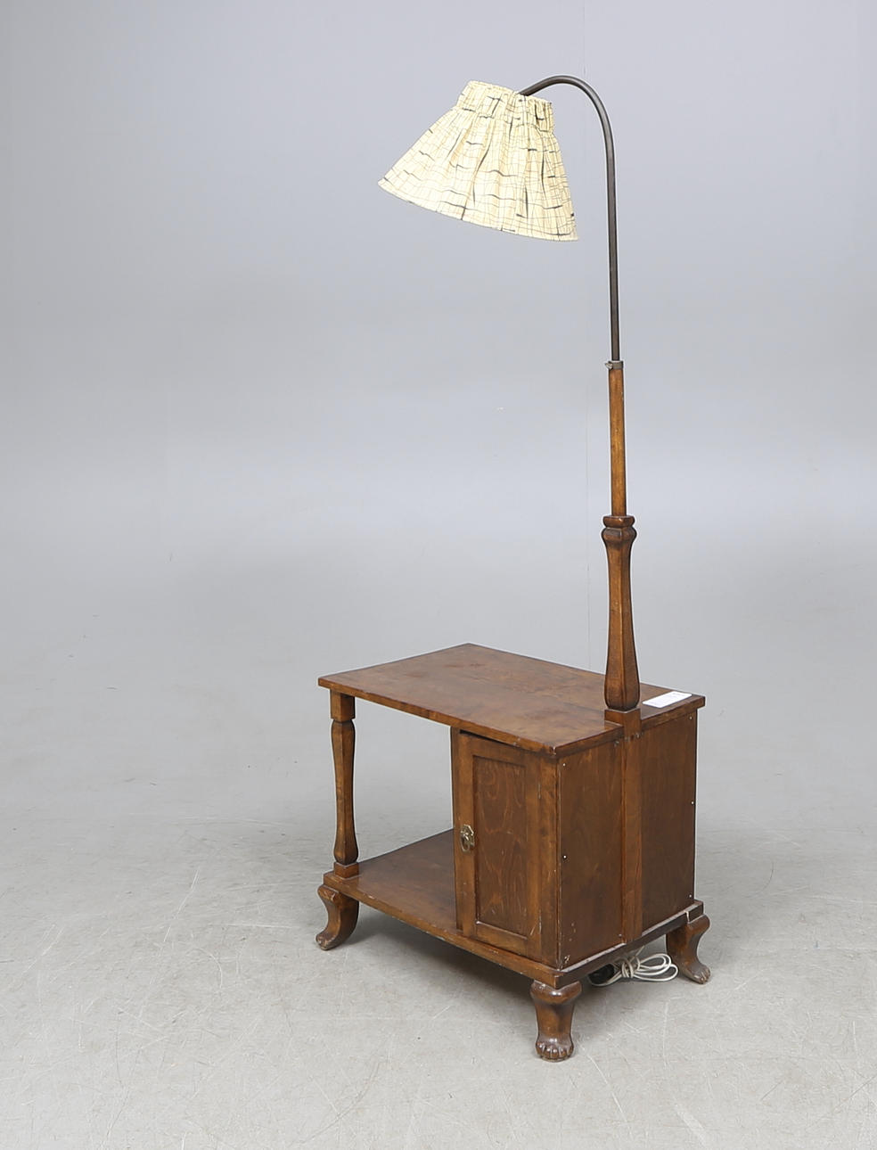 BORD MED LAMPA, 1900-talets första hälft.