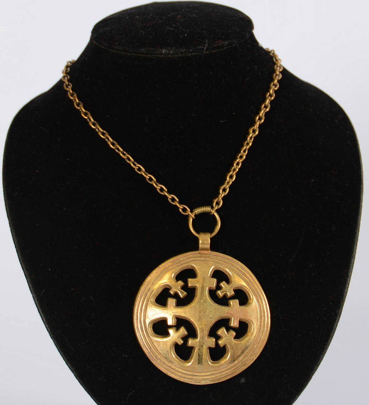 HÄNGSMYCKE, brons, Kalevala, Finland.