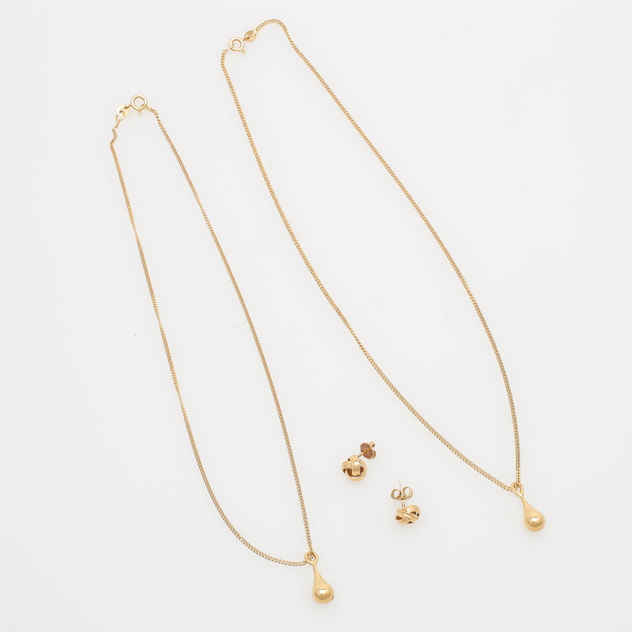 HALSKEDJOR med HÄNGEN, 2 st samt ÖRHÄNGEN, ett par, 18K guld, vikt 14,72 gram.