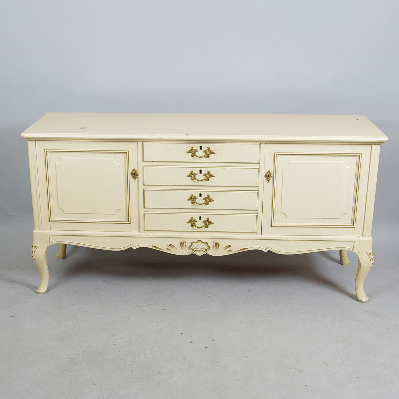 SIDEBOARD, målad med bronsseringar, rokokostil, 1900-talets första hälft.