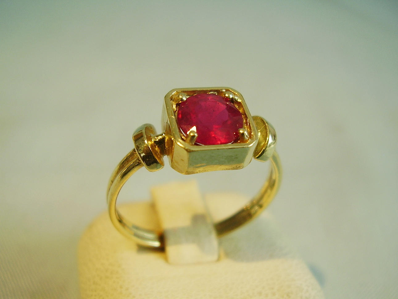 RUBIN SOLITÄRRING. 585 gult guld rubin 1,3 ct.