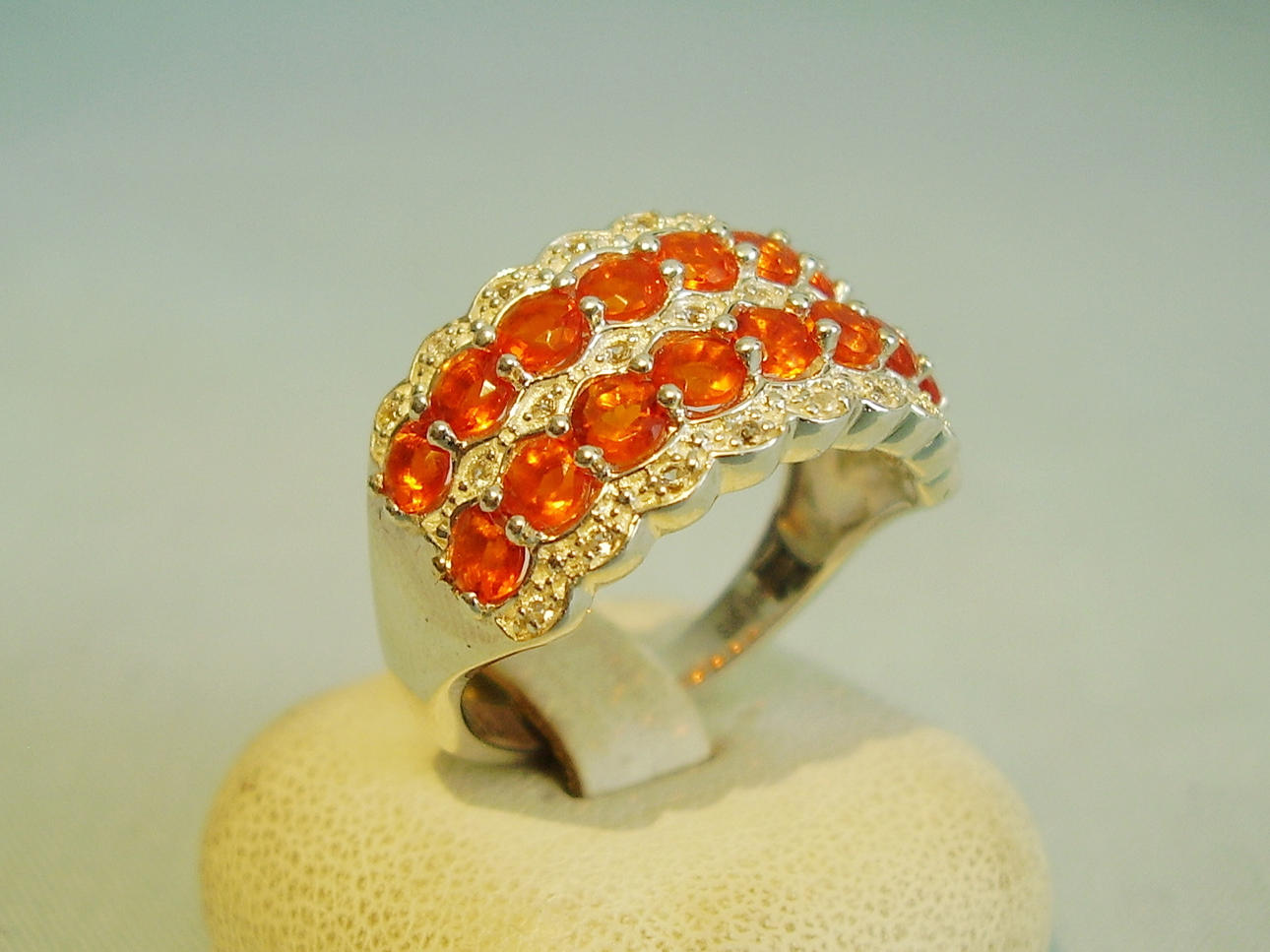 BRAND OPAL RING. Vita topaser i 935 silver.