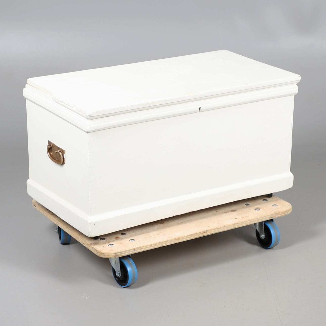 UN BAÚL DE VAPOR PINTADO DE BLANCO.