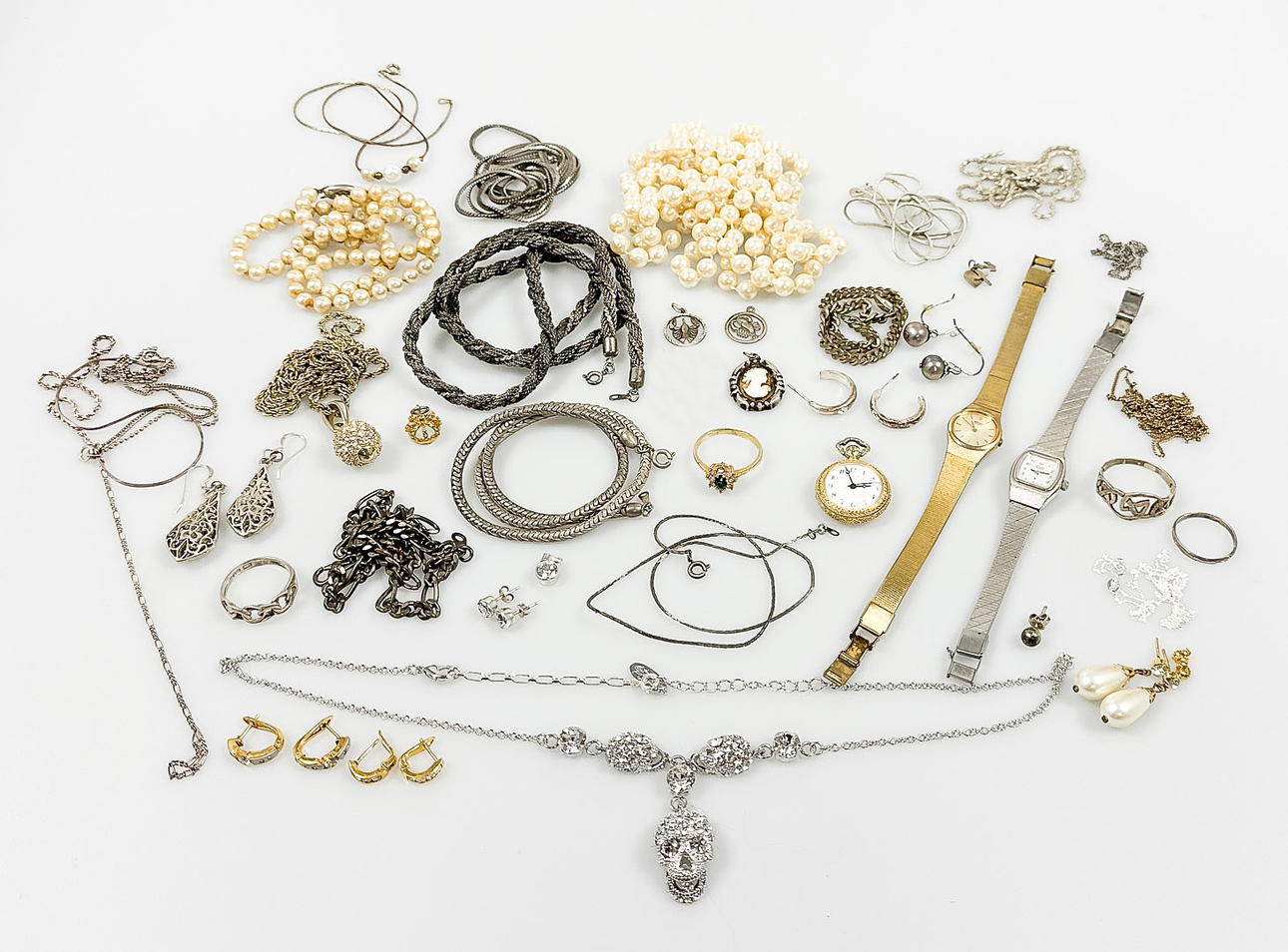 BIJOUTERIER, lot, incl. silver, approx. 385 grams.