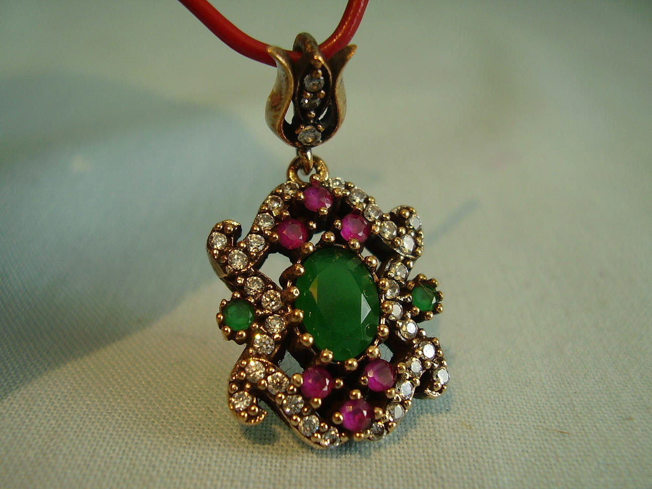 HÄNGE. Grön agat och cubic zirconia.