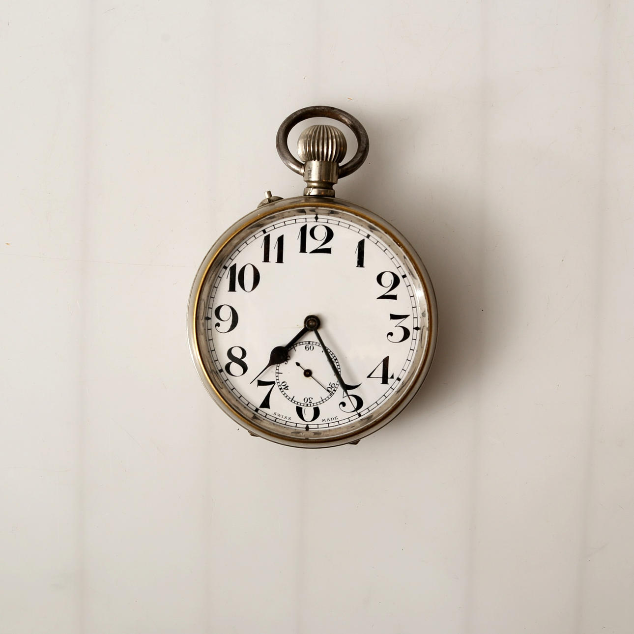 STINSUR, metal blanco.