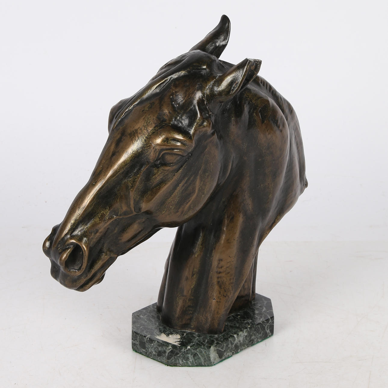 ALBERT HINRICH HUSSMANN (DEUTSCH 1874-1946) EINE BÜSTE EINES PFERDES.