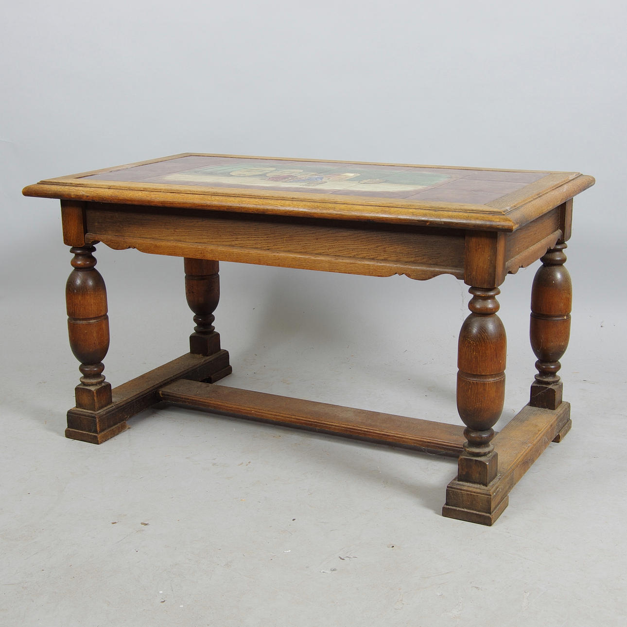 SOFFBORD, ek med kakelplattor.