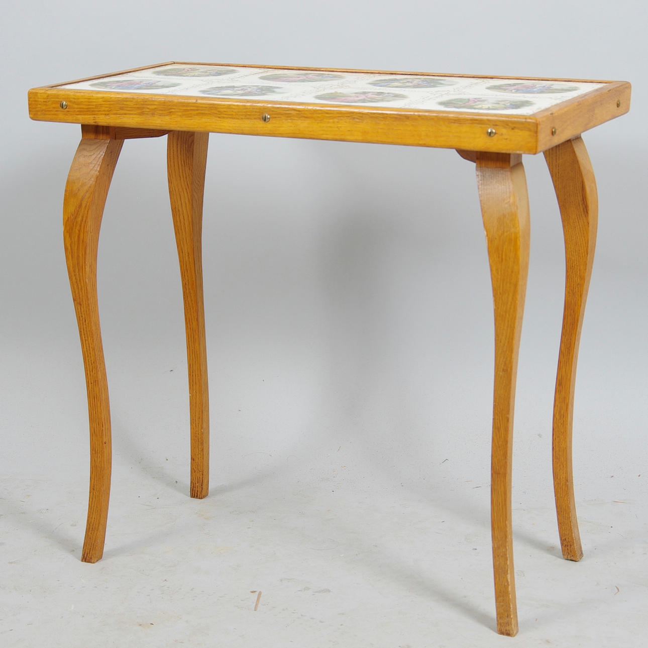 BORD MED KAKELSKIVOR, rokokostil, 1900-talets mitt.