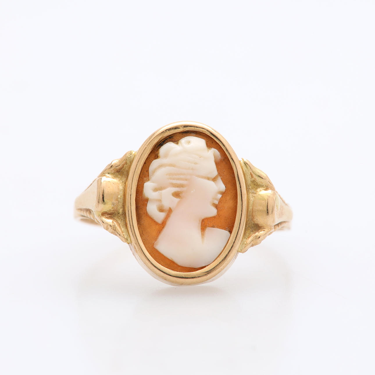 RING WITH CAMEL, gold 18K, total weight 2,20 grams.