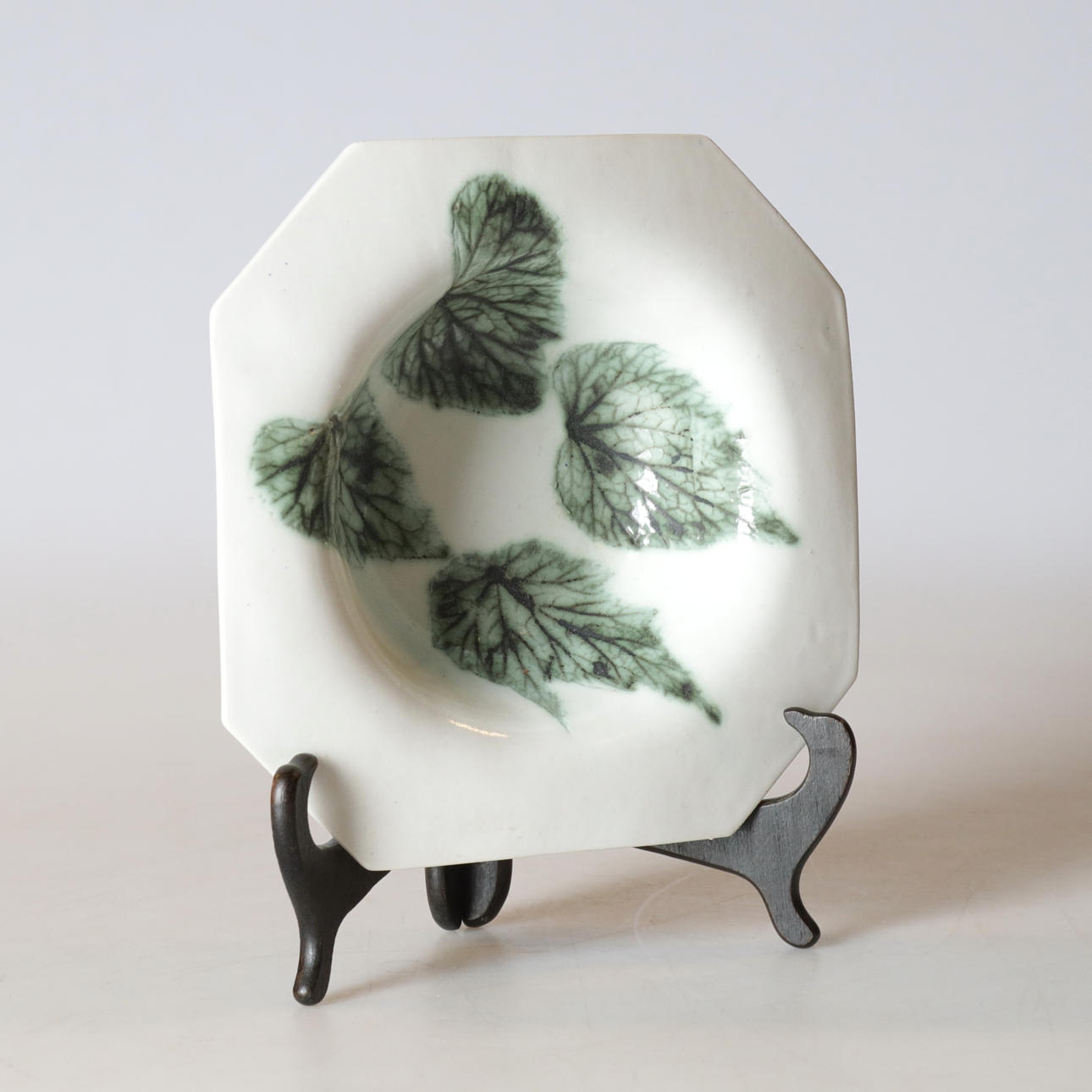 DAGMAR ÄNGGÅRD. skålfat, stengods, monogramsignerad DÄ.