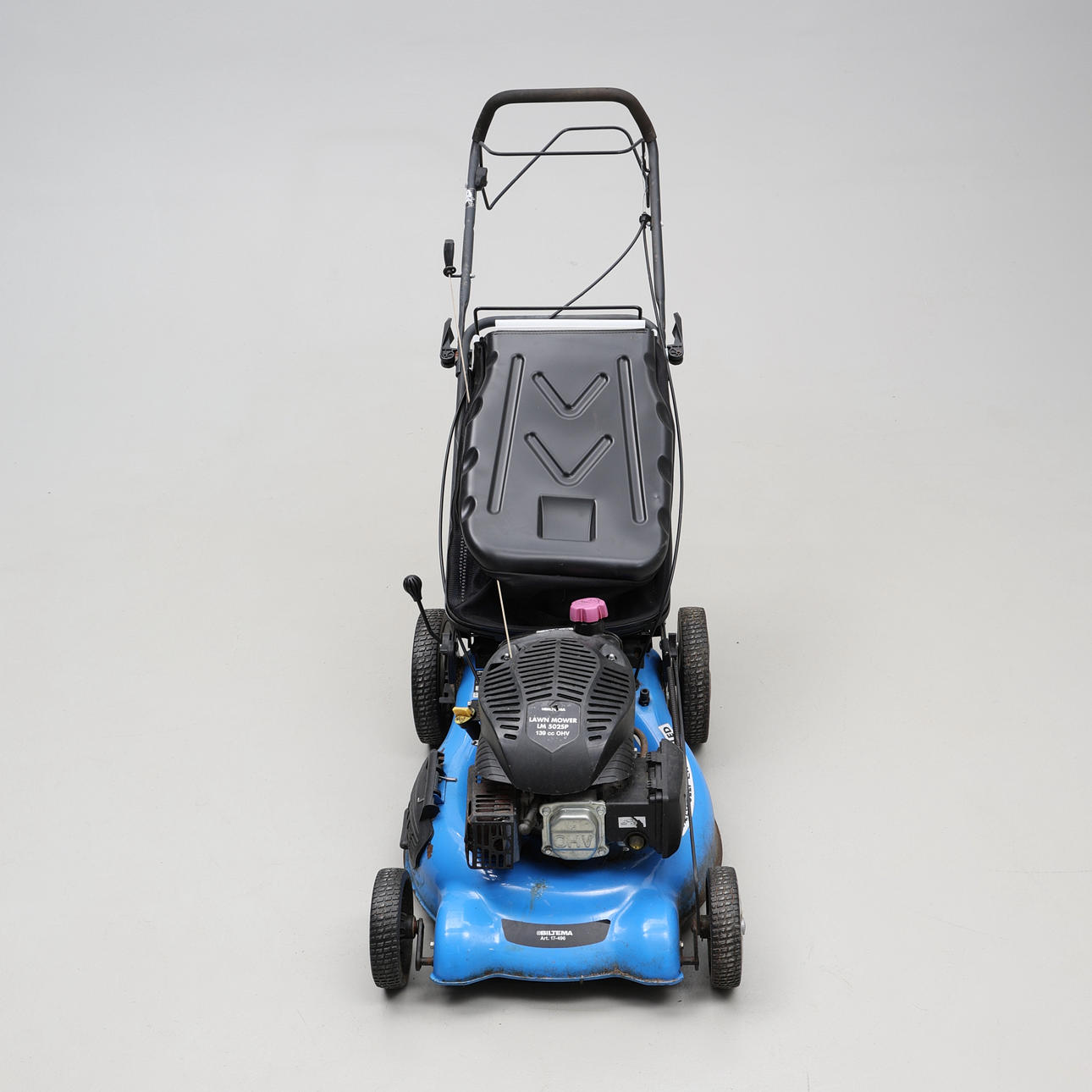 PLÆNEKLIPPER. Biltema med græsfanger.