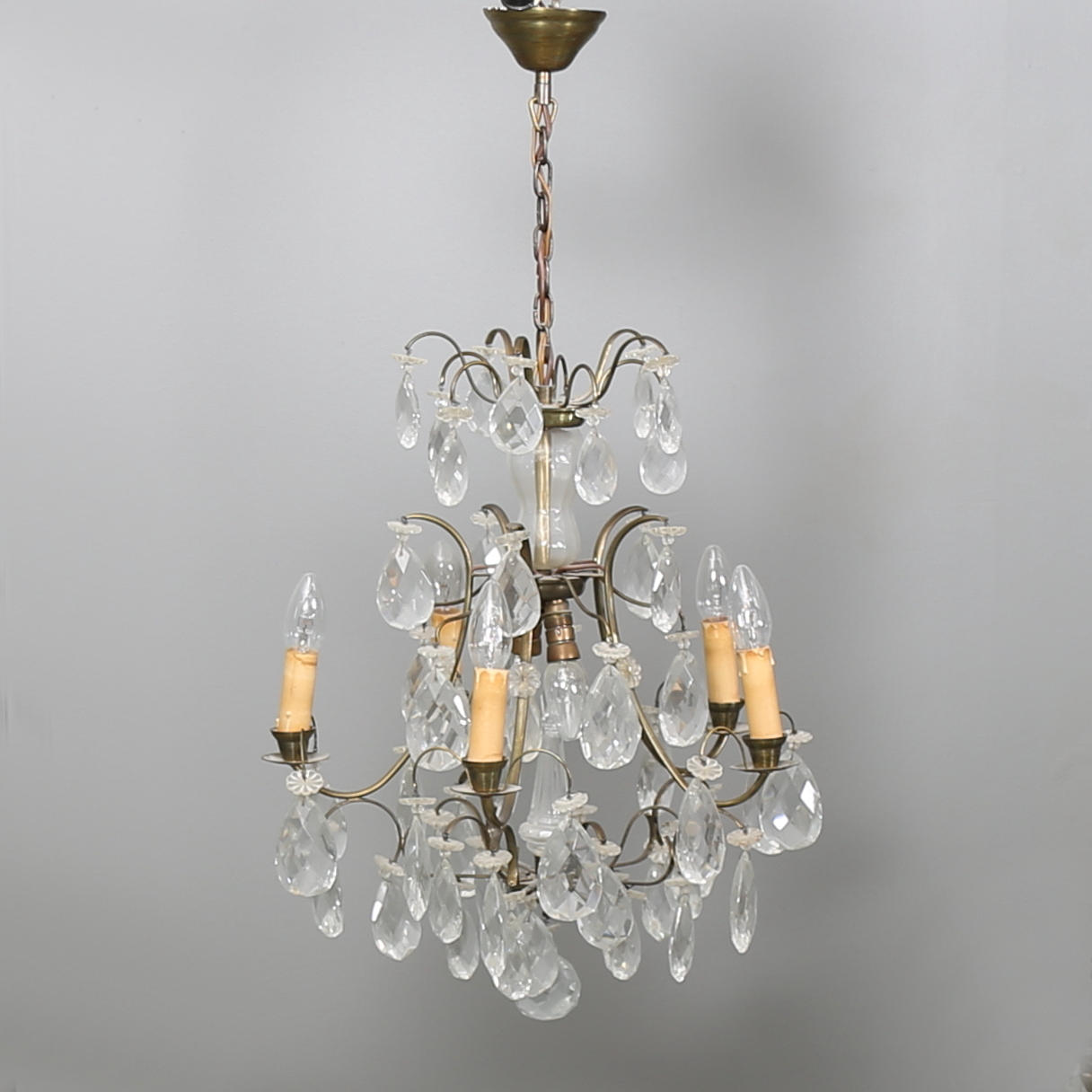 LJUSKRONA i mässing/glas, rokokostil 1900-talets andra hälft.