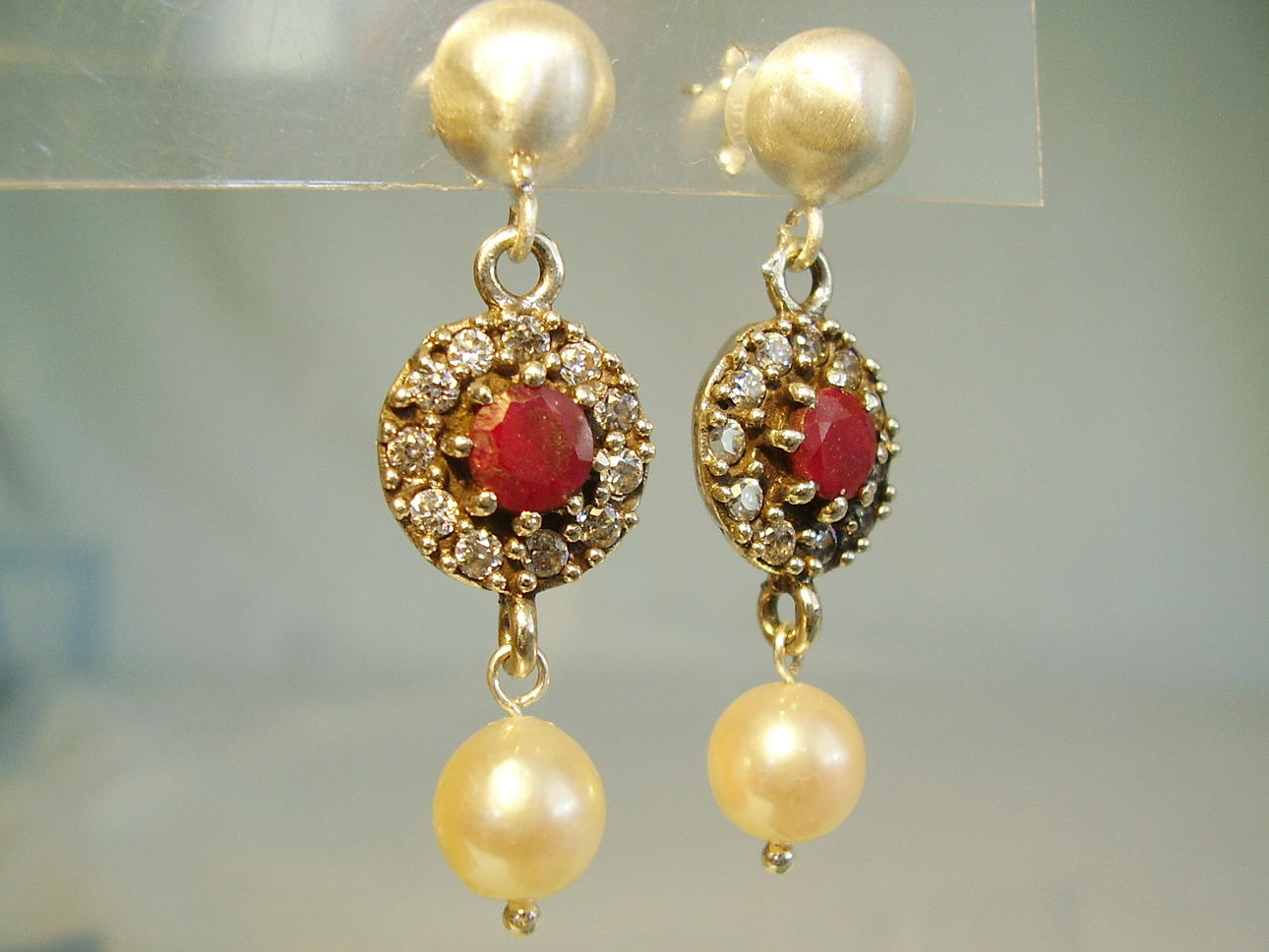 RUBIN PÄRLA ÖRA DUBBAR. 925 silver.