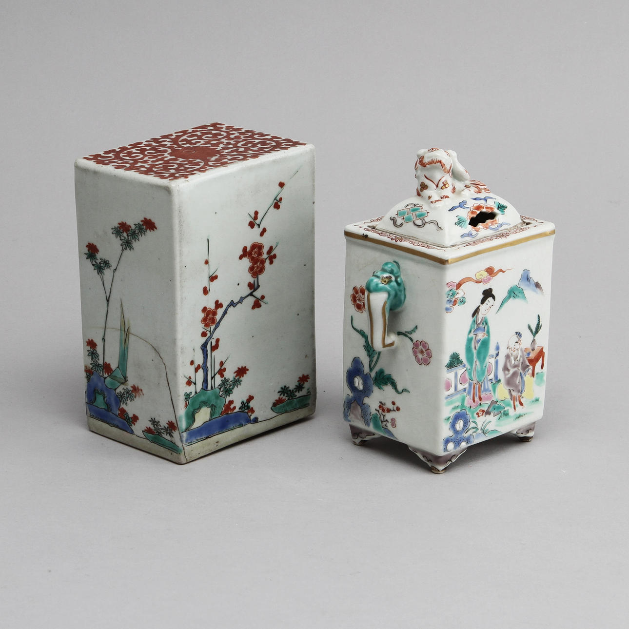 OBJEKT samt RÖKELSKAR, porslin, Kina, 1900-tal.