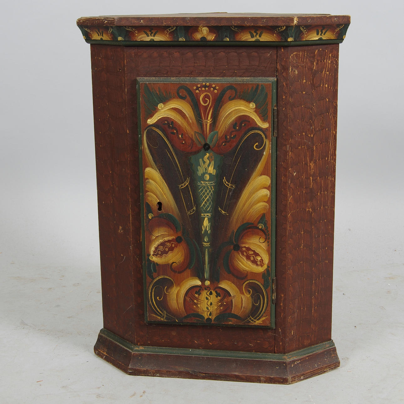 HÖRNSKÅP, allmogemålat, 1900-tal.