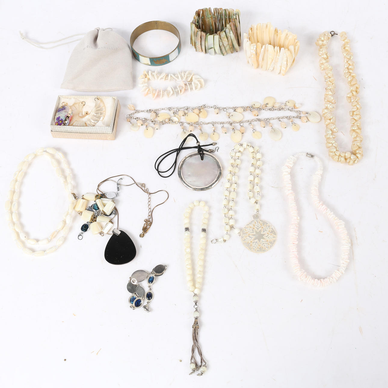 EINE SAMMLUNG VON MUSCHELSCHMUCK.