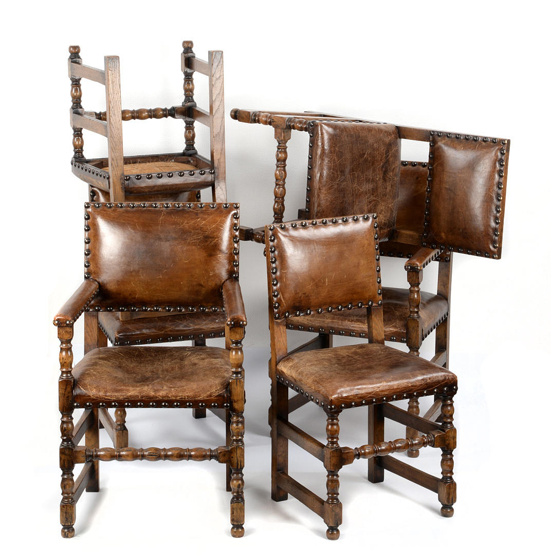 6 GEDRECHSELTE STÜHLE. Läderöverdrag och studpins; 4 stolar & 2 armstöd.