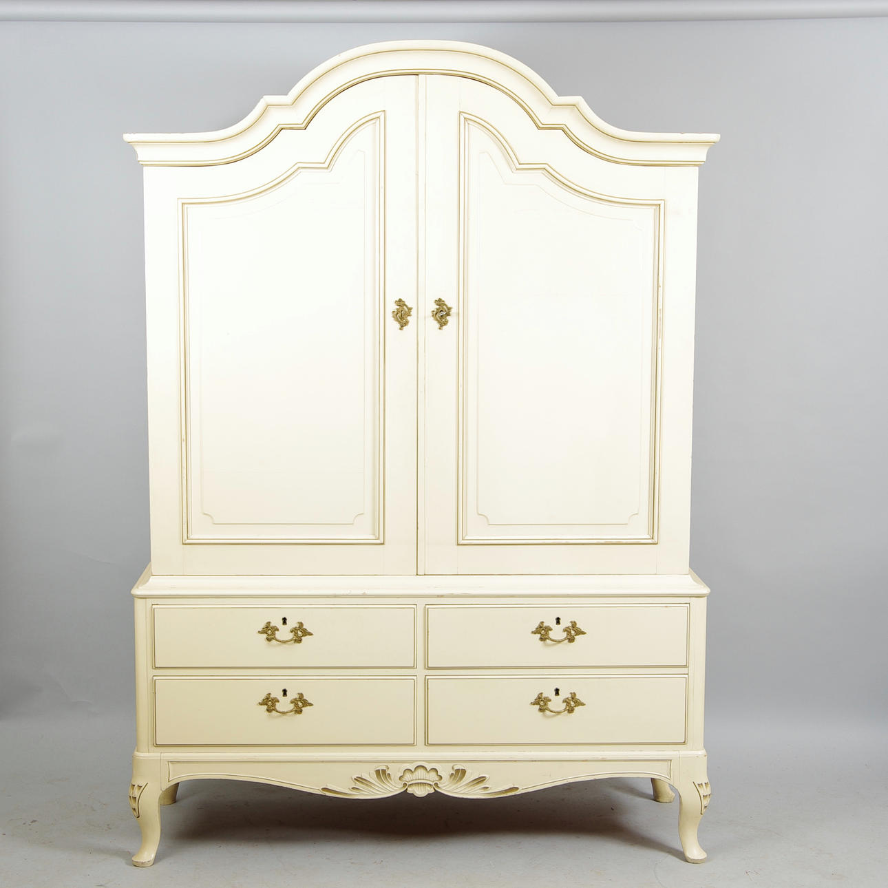 MATSALSSKÅP, målad med bronsseringar, rokokostil, 1900-talets första hälft.