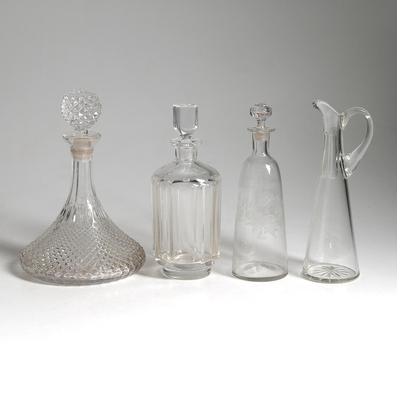 KARAFFER, 4 st, glas, bl.a. Vicke Lindstrand, Orrefors. 1900-tal.