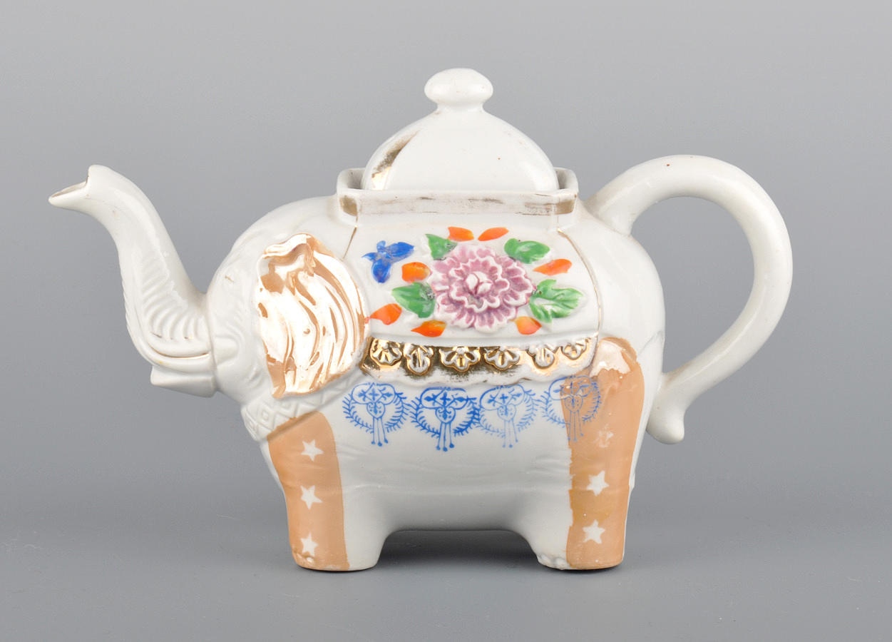 TEEKANNE, PORZELLAN. Figural tekanna i form av en elefant, asiatisk stil.