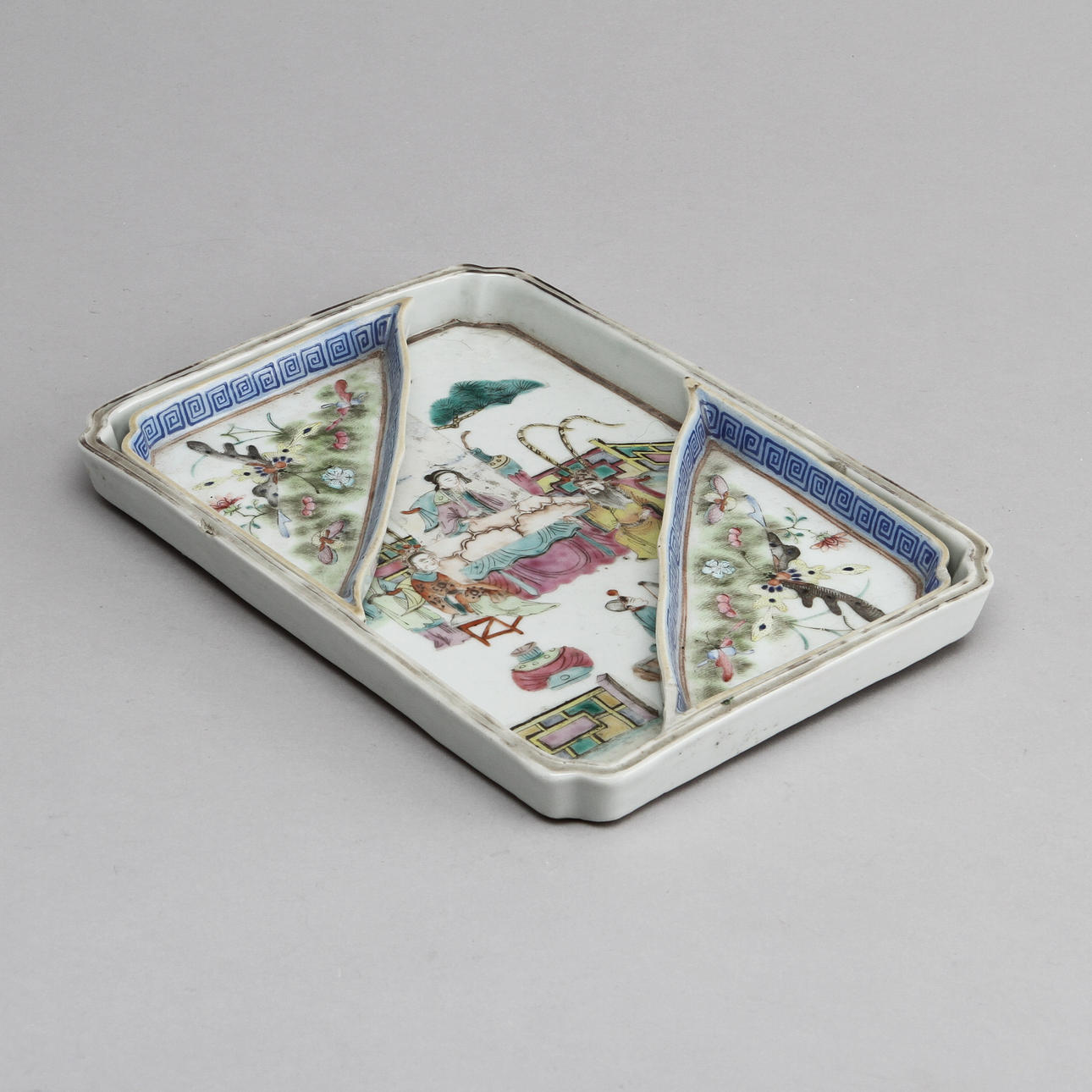 BRICKA samt CABARETDELAR, 2 st, porslin, 1800-talets slut.