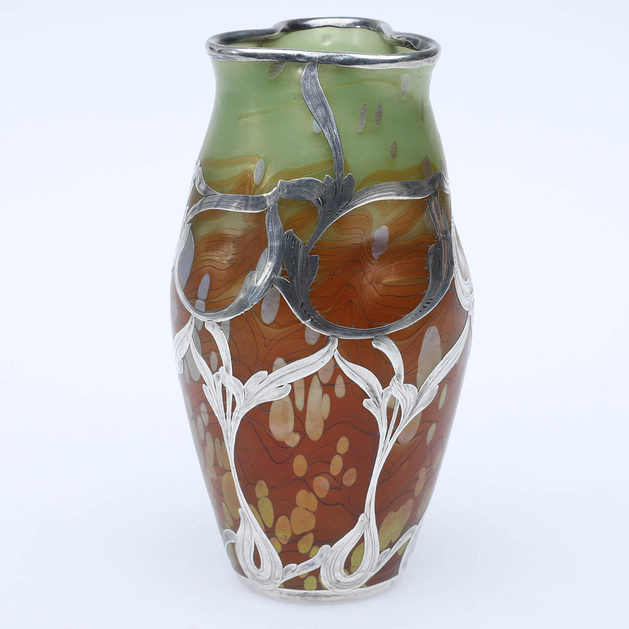 LOETZ, eine Glasvase mit silberner Montierung.