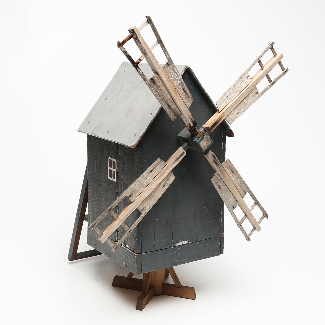 1900-luvun puinen puutarhan tuulimylly.