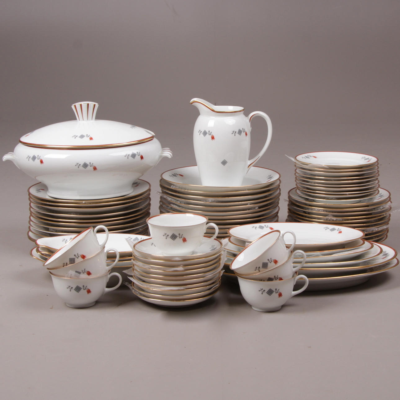 MATSERVIS, 74 delar, porslin, "Rödklockan", Louise Adelborg, Lidköping, 1900-talets första hälft.