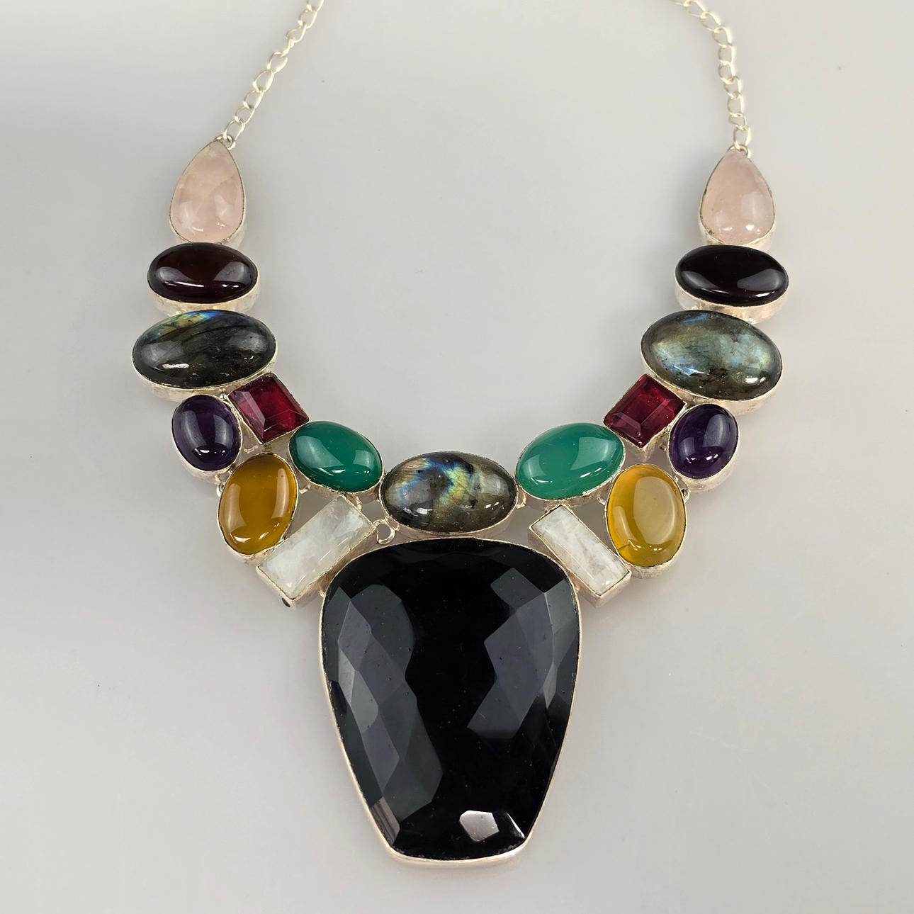 Collar: piedras artificiales y semipreciosas.