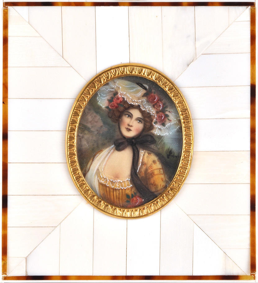 MINIATYR PORTRÄTT AV EN DAM I BLOMMIG PRAKT.