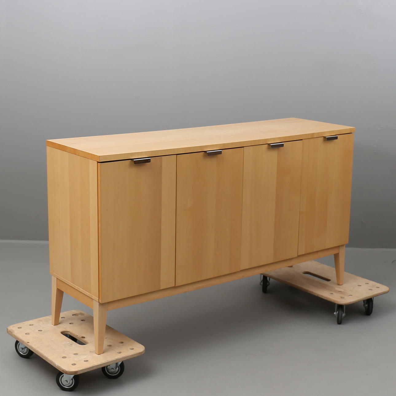 SKÄNK, lackad björkfaner med kromade beslag.